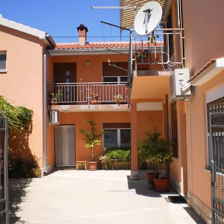 Apartman Lucic-studio - 2min Walk From The Beach Zadar