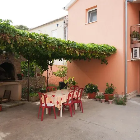 Apartamento Apartman Lucic-studio - 2min Walk From The Beach *